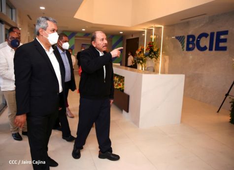 Presidente Daniel y Vicepresidenta Rosario en visita a la sede del BCIE en Managua 