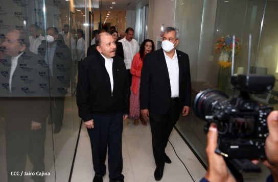 Presidente Daniel y Vicepresidenta Rosario en visita a la sede del BCIE en Managua 