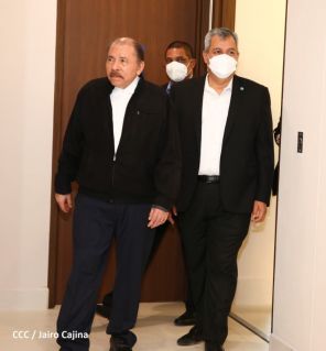 Presidente Daniel y Vicepresidenta Rosario en visita a la sede del BCIE en Managua 