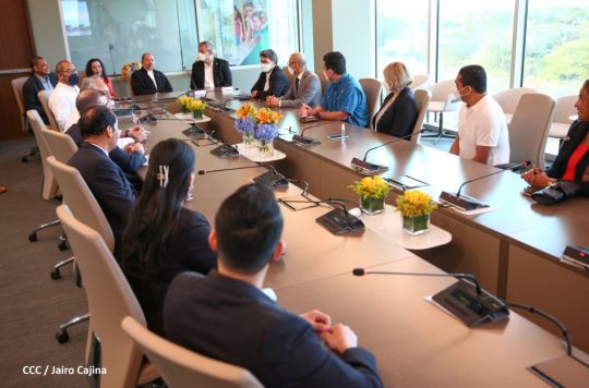 Presidente Daniel y Vicepresidenta Rosario en visita a la sede del BCIE en Managua 