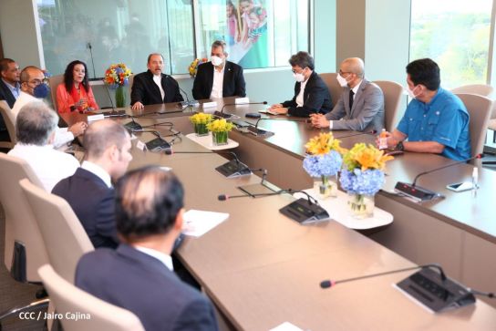 Presidente Daniel y Vicepresidenta Rosario en visita a la sede del BCIE en Managua 