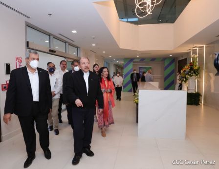 Presidente Daniel y Vicepresidenta Rosario en visita a la sede del BCIE en Managua 