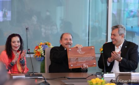 Presidente Daniel y Vicepresidenta Rosario en visita a la sede del BCIE en Managua 