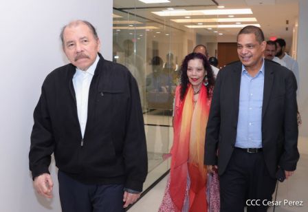 Presidente Daniel y Vicepresidenta Rosario en visita a la sede del BCIE en Managua 