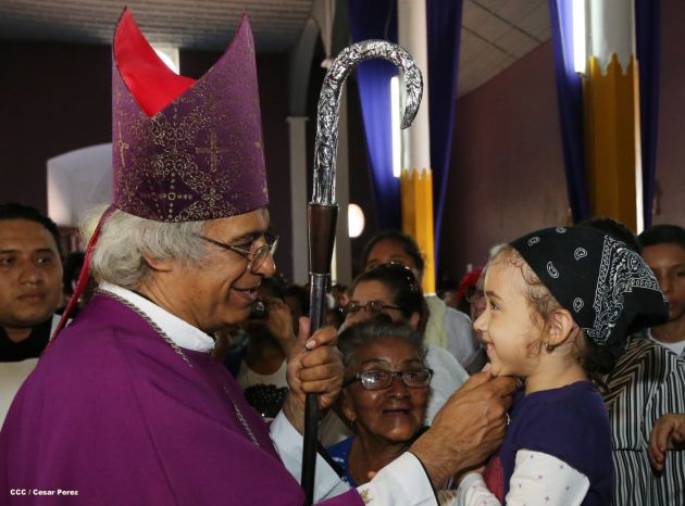 Realizan tercera peregrinación y Viacrucis en La Conquista 