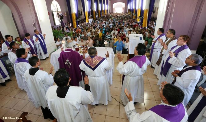 Realizan tercera peregrinación y Viacrucis en La Conquista 