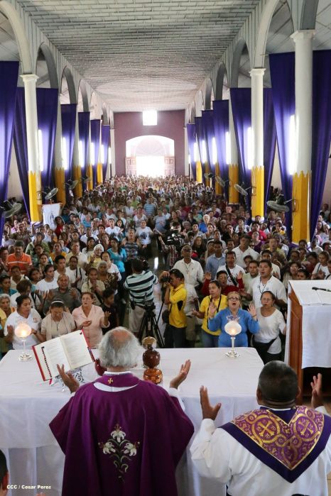 Realizan tercera peregrinación y Viacrucis en La Conquista 