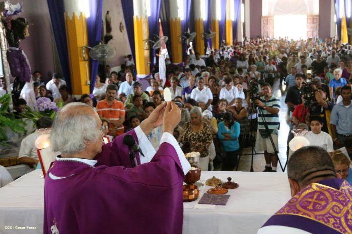 Realizan tercera peregrinación y Viacrucis en La Conquista 