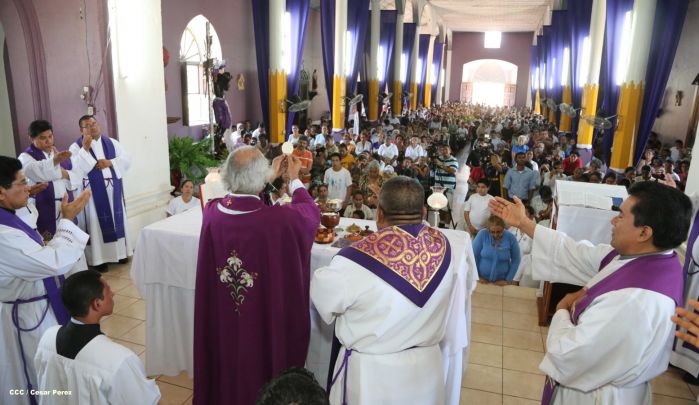 Realizan tercera peregrinación y Viacrucis en La Conquista 