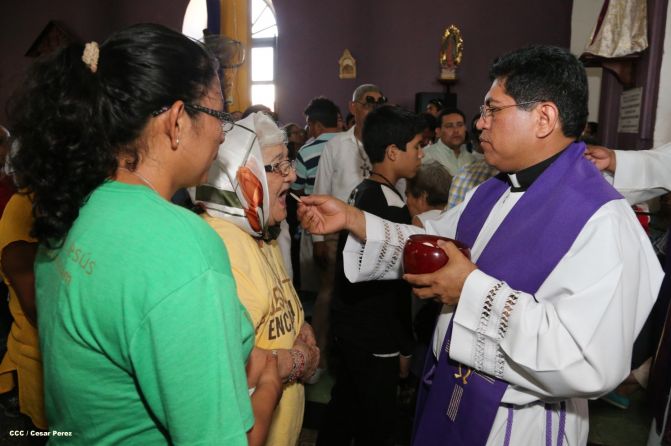 Realizan tercera peregrinación y Viacrucis en La Conquista 