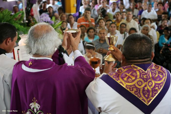 Realizan tercera peregrinación y Viacrucis en La Conquista 