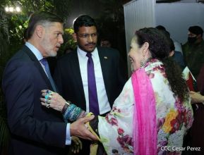 El Comandante Daniel Ortega y la Compañera Rosario Murillo en reunión con el Canciller de Venezuela  