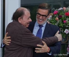 El Comandante Daniel Ortega y la Compañera Rosario Murillo en reunión con el Canciller de Venezuela  