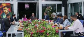 El Comandante Daniel Ortega y la Compañera Rosario Murillo en reunión con el Canciller de Venezuela  