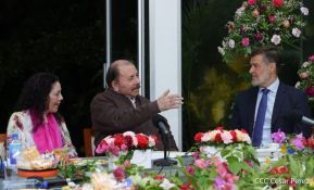 El Comandante Daniel Ortega y la Compañera Rosario Murillo en reunión con el Canciller de Venezuela  