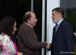 El Comandante Daniel Ortega y la Compañera Rosario Murillo en reunión con el Canciller de Venezuela  