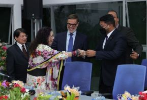 El Comandante Daniel Ortega y la Compañera Rosario Murillo en reunión con el Canciller de Venezuela  