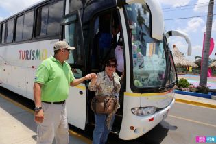 Turistas extranjeros disfrutan de espacios de recreación en Managua
