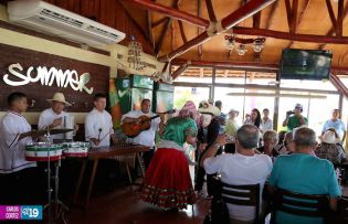 Turistas extranjeros disfrutan de espacios de recreación en Managua