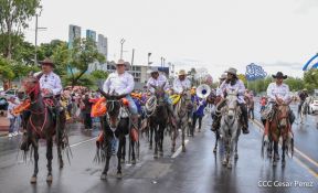 Espectacular desfile hípico por las calles de Managua