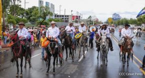Espectacular desfile hípico por las calles de Managua
