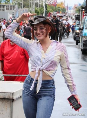 Espectacular desfile hípico por las calles de Managua