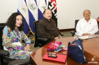 Daniel y Rosario sostienen encuentro con presidente electo de El Salvador, Salvador Sánchez Cerén