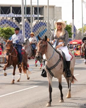 Espectacular desfile hípico por las calles de Managua