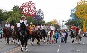 Espectacular desfile hípico por las calles de Managua