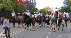 Espectacular desfile hípico por las calles de Managua
