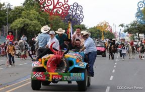 Espectacular desfile hípico por las calles de Managua