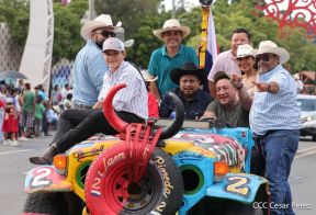 Espectacular desfile hípico por las calles de Managua