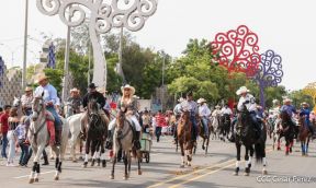 Espectacular desfile hípico por las calles de Managua