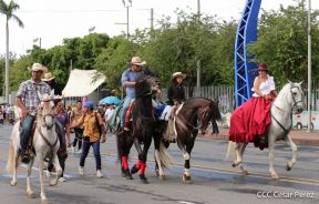 Espectacular desfile hípico por las calles de Managua