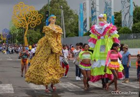 Espectacular desfile hípico por las calles de Managua