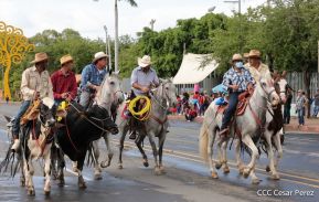 Espectacular desfile hípico por las calles de Managua