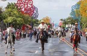 Espectacular desfile hípico por las calles de Managua