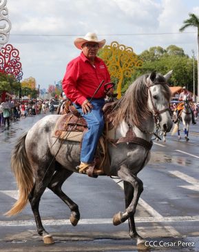 Espectacular desfile hípico por las calles de Managua