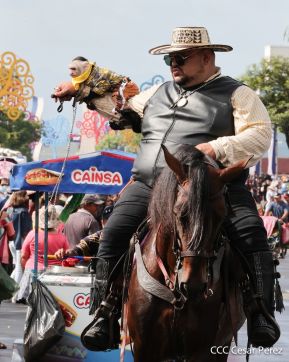 Espectacular desfile hípico por las calles de Managua
