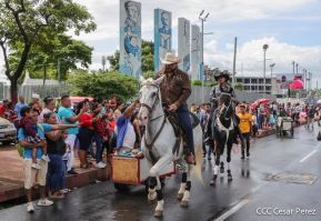 Espectacular desfile hípico por las calles de Managua