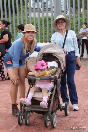 Espectacular desfile hípico por las calles de Managua
