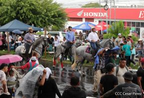 Espectacular desfile hípico por las calles de Managua
