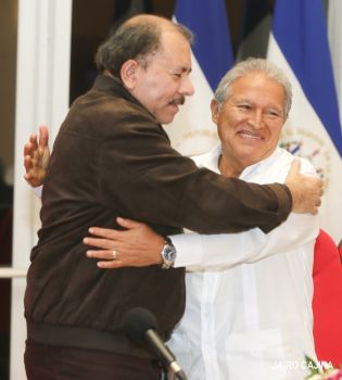 Daniel y Rosario sostienen encuentro con presidente electo de El Salvador, Salvador Sánchez Cerén