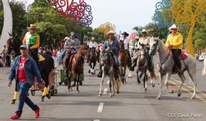 Espectacular desfile hípico por las calles de Managua