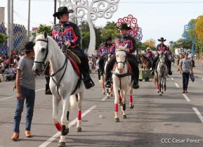 Espectacular desfile hípico por las calles de Managua