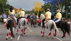 Espectacular desfile hípico por las calles de Managua