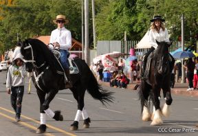Espectacular desfile hípico por las calles de Managua