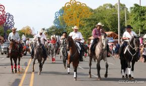 Espectacular desfile hípico por las calles de Managua