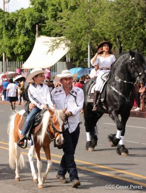 Espectacular desfile hípico por las calles de Managua
