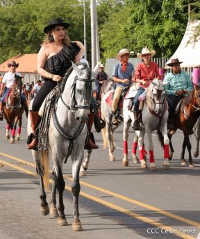 Espectacular desfile hípico por las calles de Managua